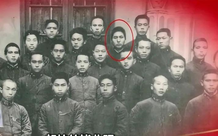 这是一张历史悠久的老照片，是一位老者收藏下来的一张有珍贵价值的照片，他把照片上交