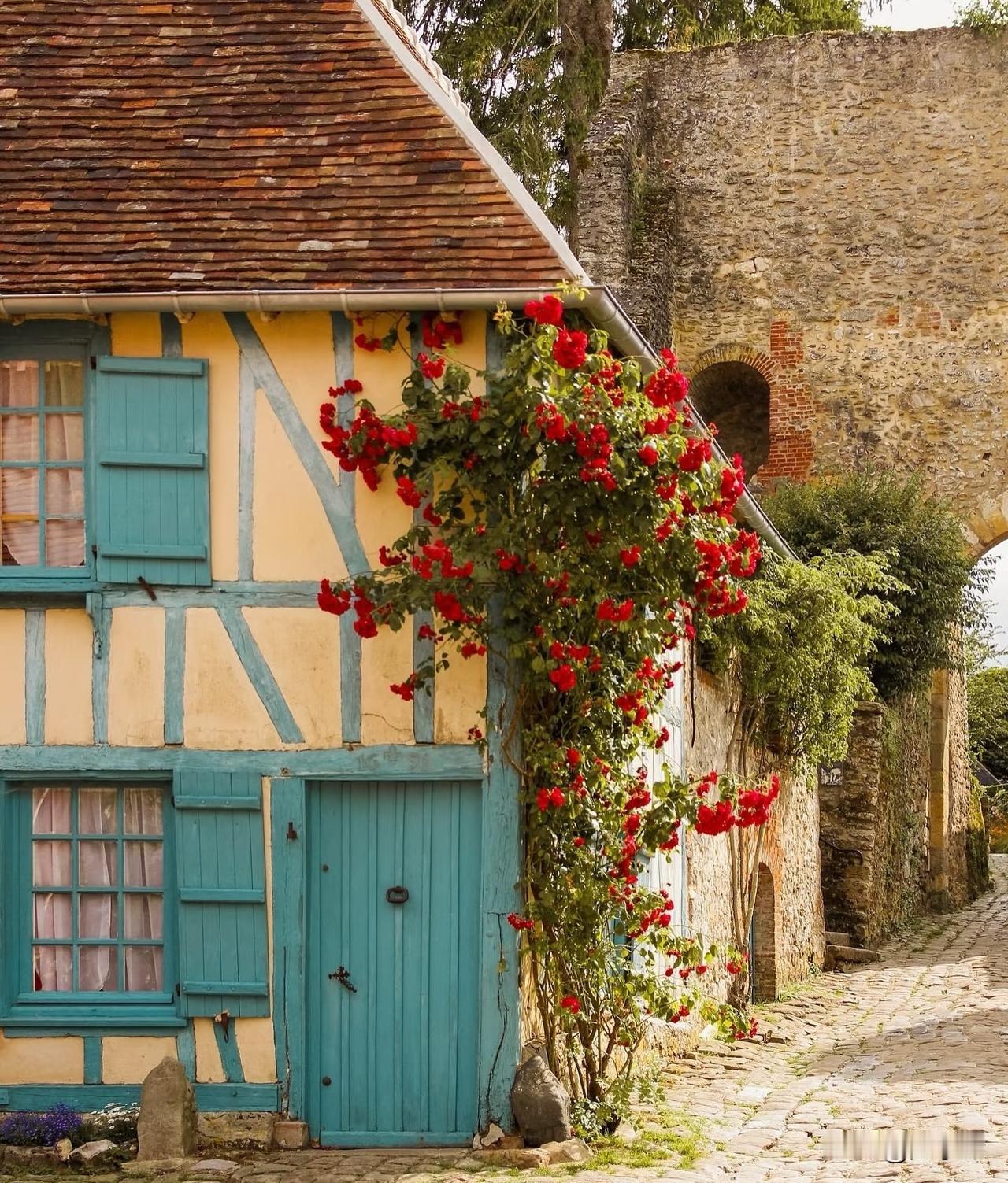 法国热尔伯鲁瓦。它应该是名副其实的玫瑰小镇。其实，这里对于喜欢老房子的人来说，已