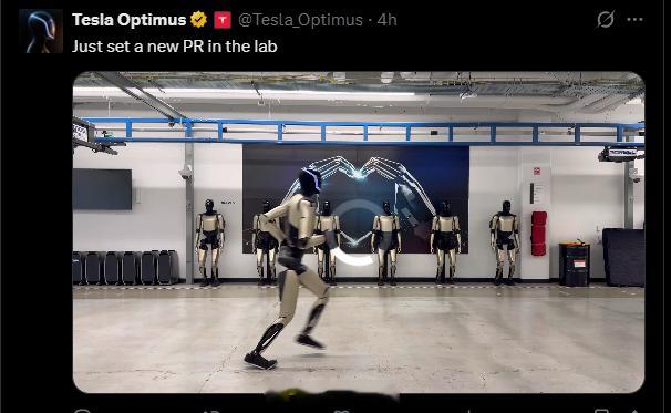 特斯拉发布人形机器人跑步视频 特斯拉发布了一段Optimus跑步的视频，称“刚刚