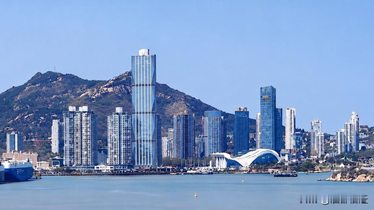 面朝黄海，背倚云台山，山海相依的连云港，凭借这栋地标高楼，勾勒出整座城市的现代天