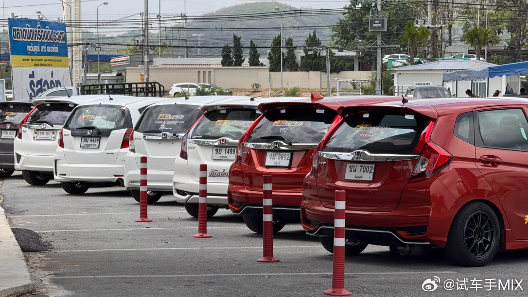 找到一个芭提雅旁边罗勇的一个飞机主题车聚点停车场内停了4台退役飞机777-200