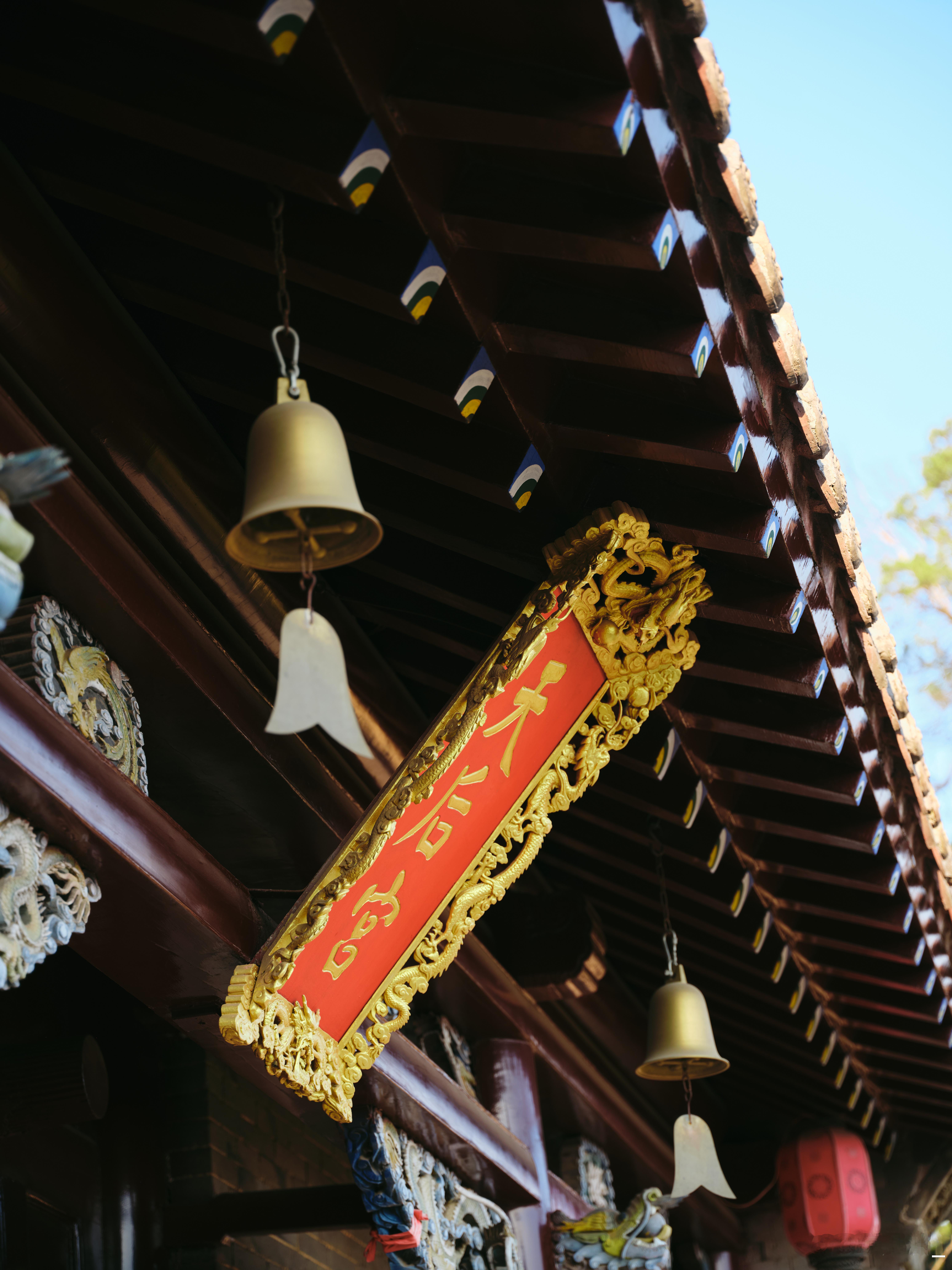 现在的大孤山已经有点“内娱玄学打卡地”那味儿了。娱乐圈半壁江山，新剧要播的、演唱