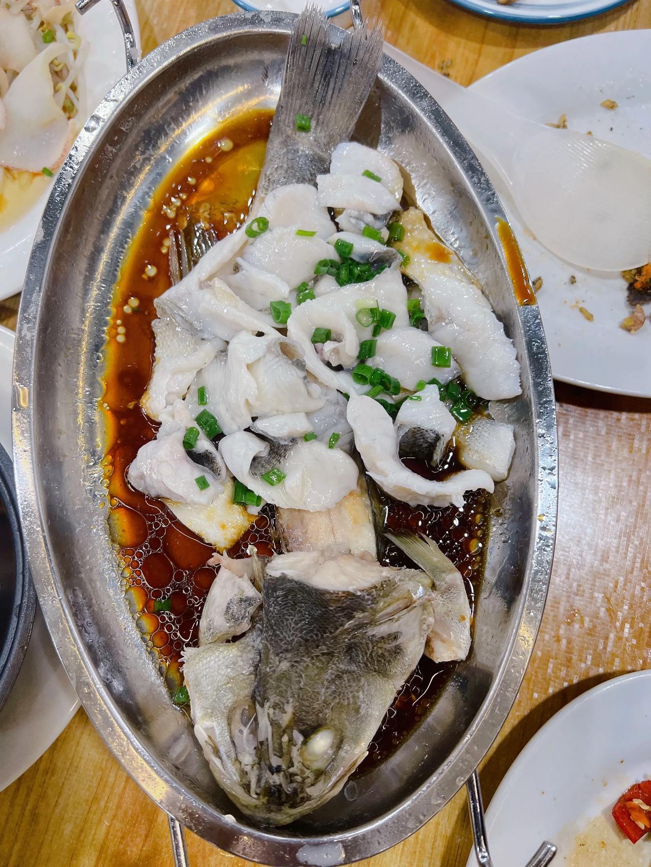 来东山岛吃海鲜了，团购的168元套餐，鱼的味道不错，其他菜一般般，而且分量比较少
