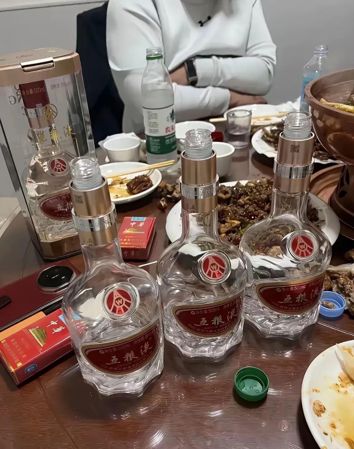 你这样的酒品不行啊，糟蹋酒啊，喝不了就说喝不了，干嘛糟蹋啊。前两天，几个同学聚在