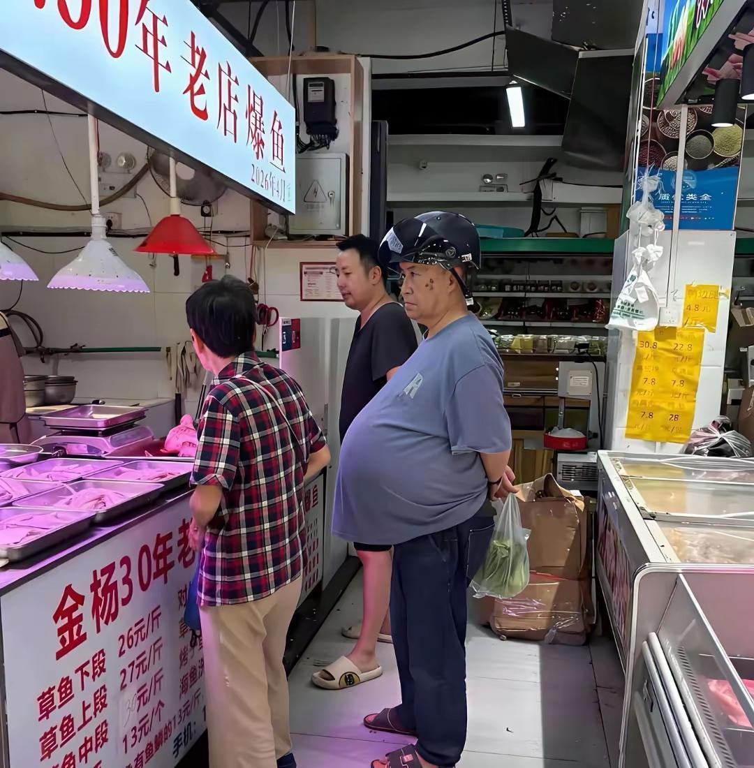 我真的很担心他这肚子不知道哪一天就自爆了，能托到现在也是个奇迹，“挺”不容易。