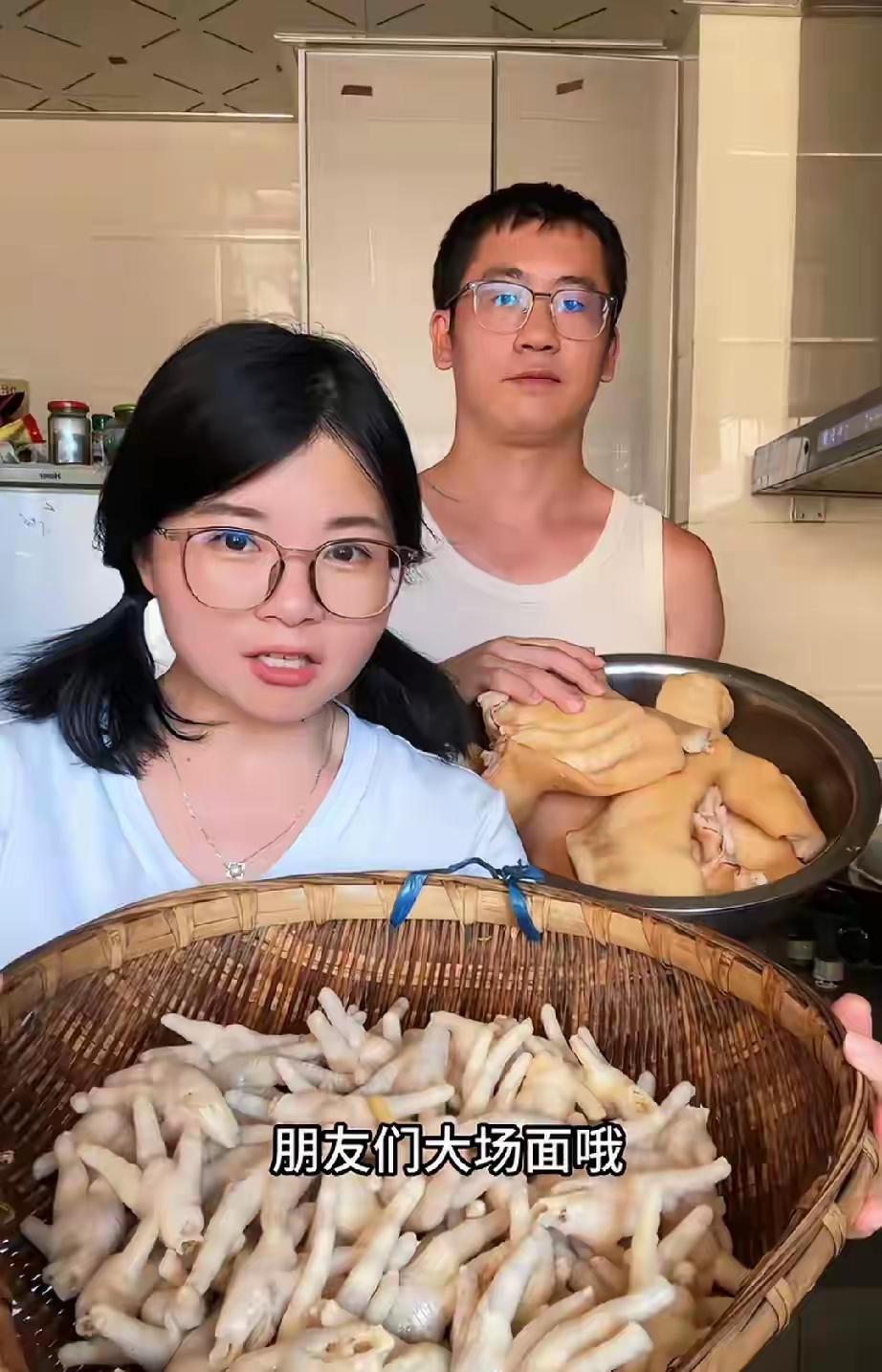 想要漂亮，还是得花钱，
渝小丫经历了前夫苏红超，男朋友海洋，现老公坤哥，
跟苏红