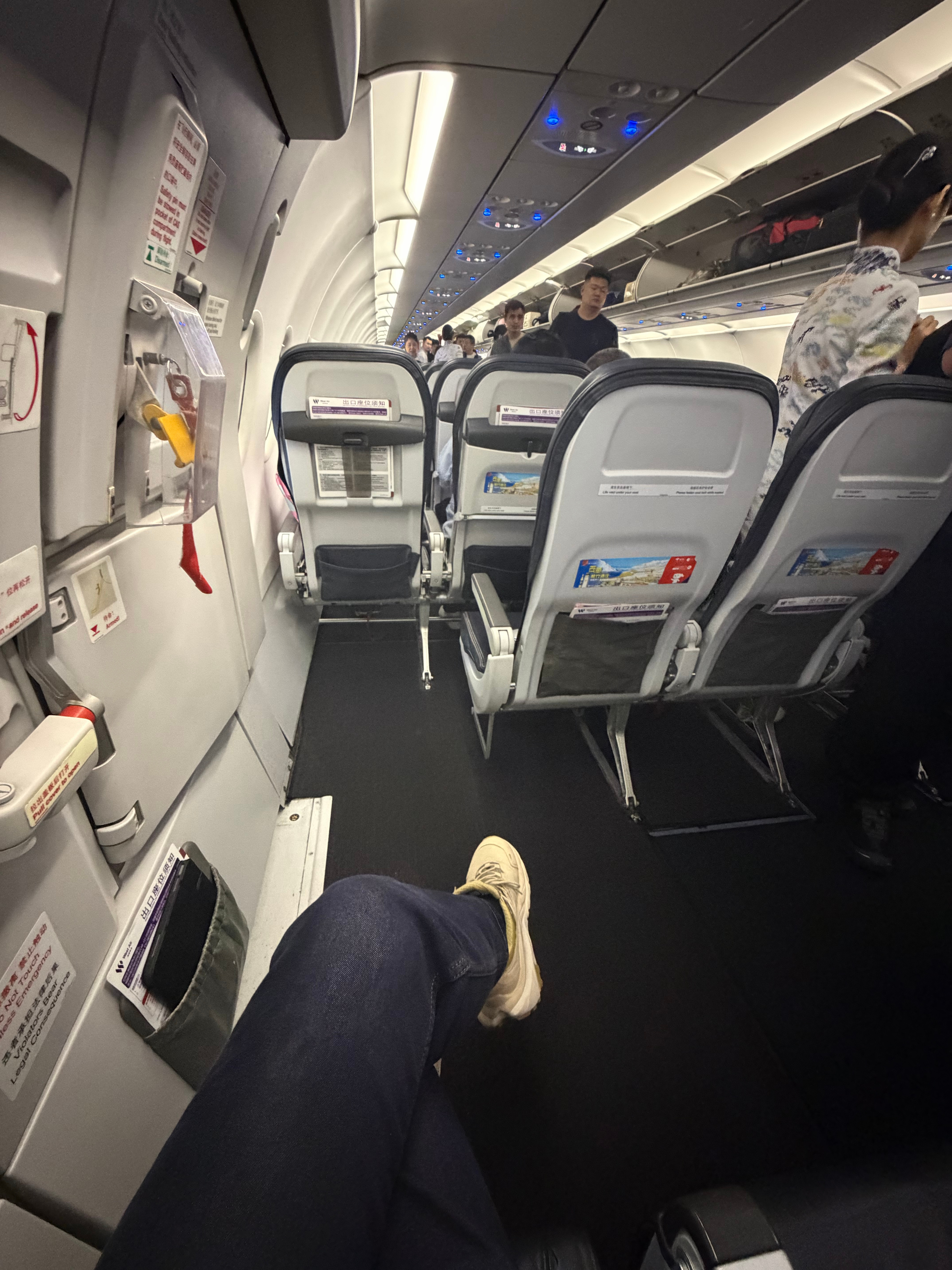 这台A321ceo  这样的位置一共有四个这样的位置我这边对面没有空姐 