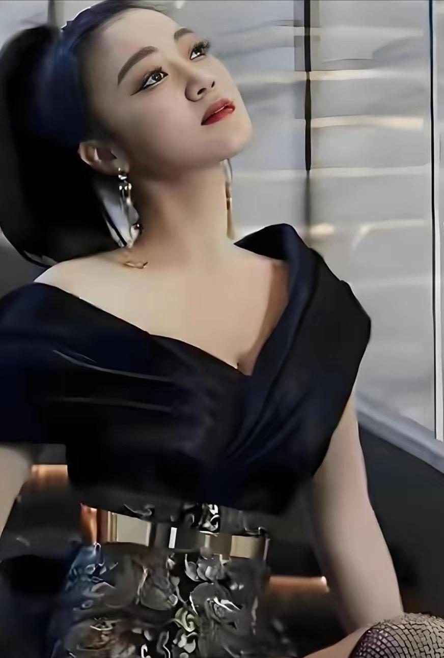 [兔子]王小玮离婚后，不知有多少人想娶她为妻，然而为人低调的她至今婚姻成谜，外界