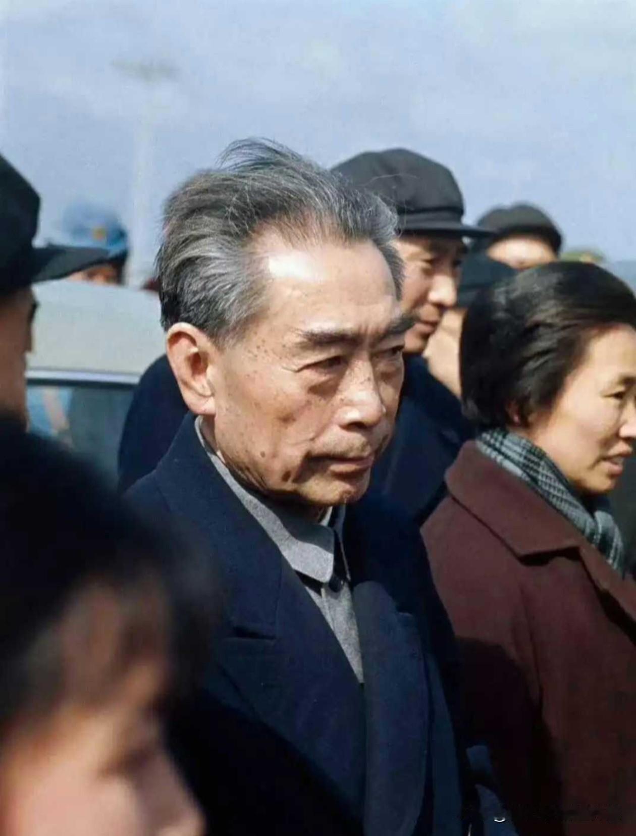 一生为国为民，
鞠躬尽瘁，
死而后已！
无儿无女！
5000年来一人！
缅怀伟大