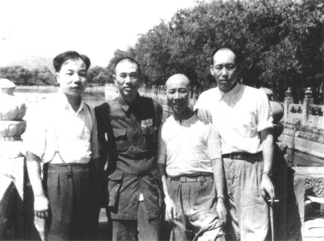 1951年3月,邓华(左二)和肖华(左一)等在北京合影。