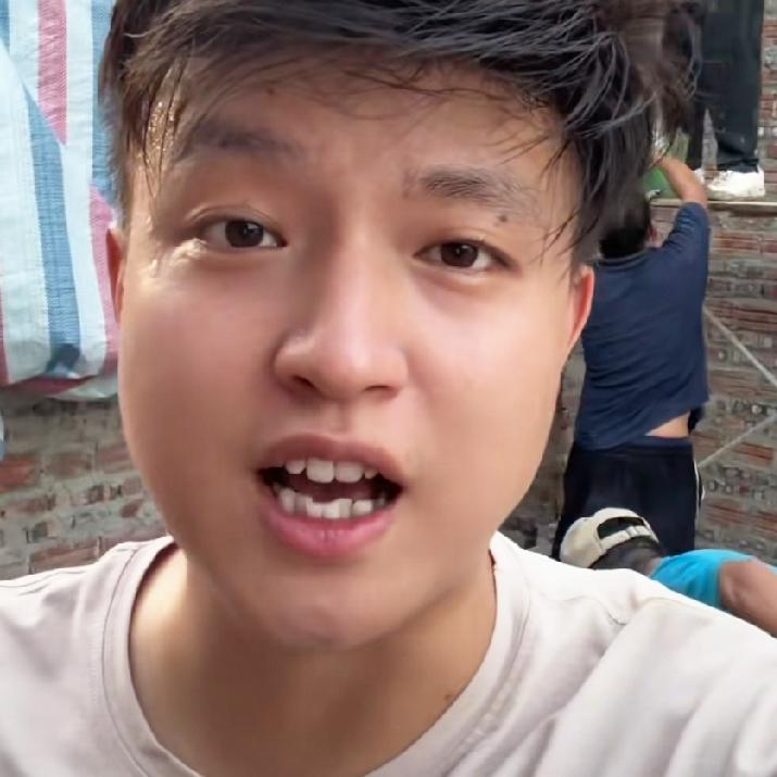 小松和秋秋在越南省城安沛建民宿，因为邻居家的阳台占用了他家的空间，所以他把邻居家