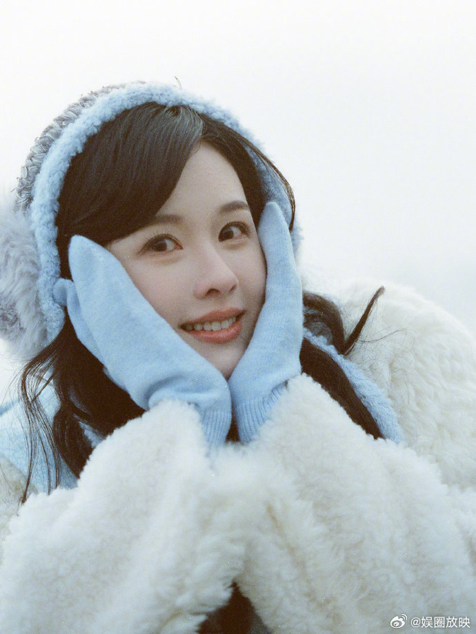 陈都灵露馅了陈都灵打卡什刹海奶蓝耳罩配白外套，陈都灵像颗裹着糖霜的胖团子。清冷感