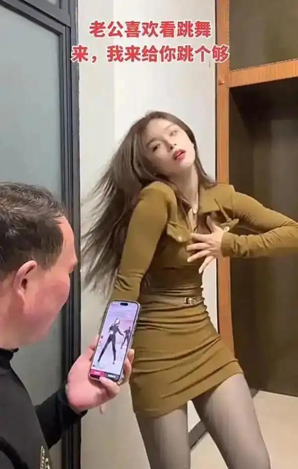 居家一幕被妻子拍下来发到网上，瞬间戳中无数人的共鸣。丈夫窝在沙发上，捧着手机刷美