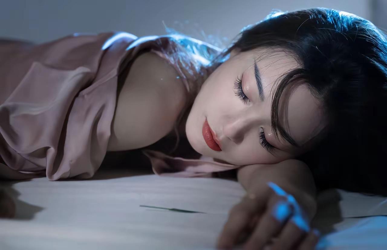 假寐的女子！
一组照片中，突然对这张照片有感觉，
光，静静的打在脸上，
肩膀，手