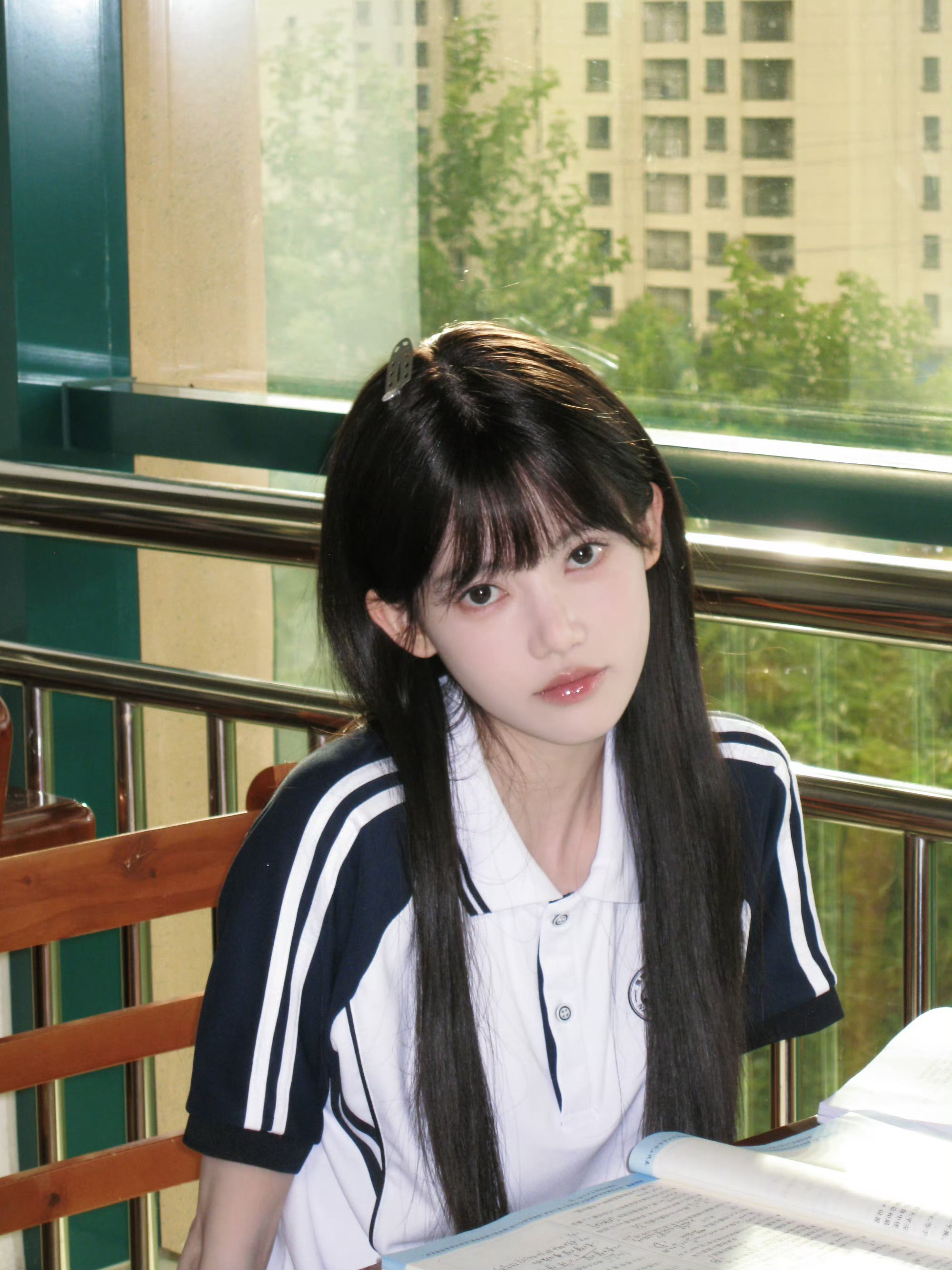 以为是内娱来新人了 孙珍妮《再见依然红着脸》齐刘海校服造型，这样的状态演现偶大事