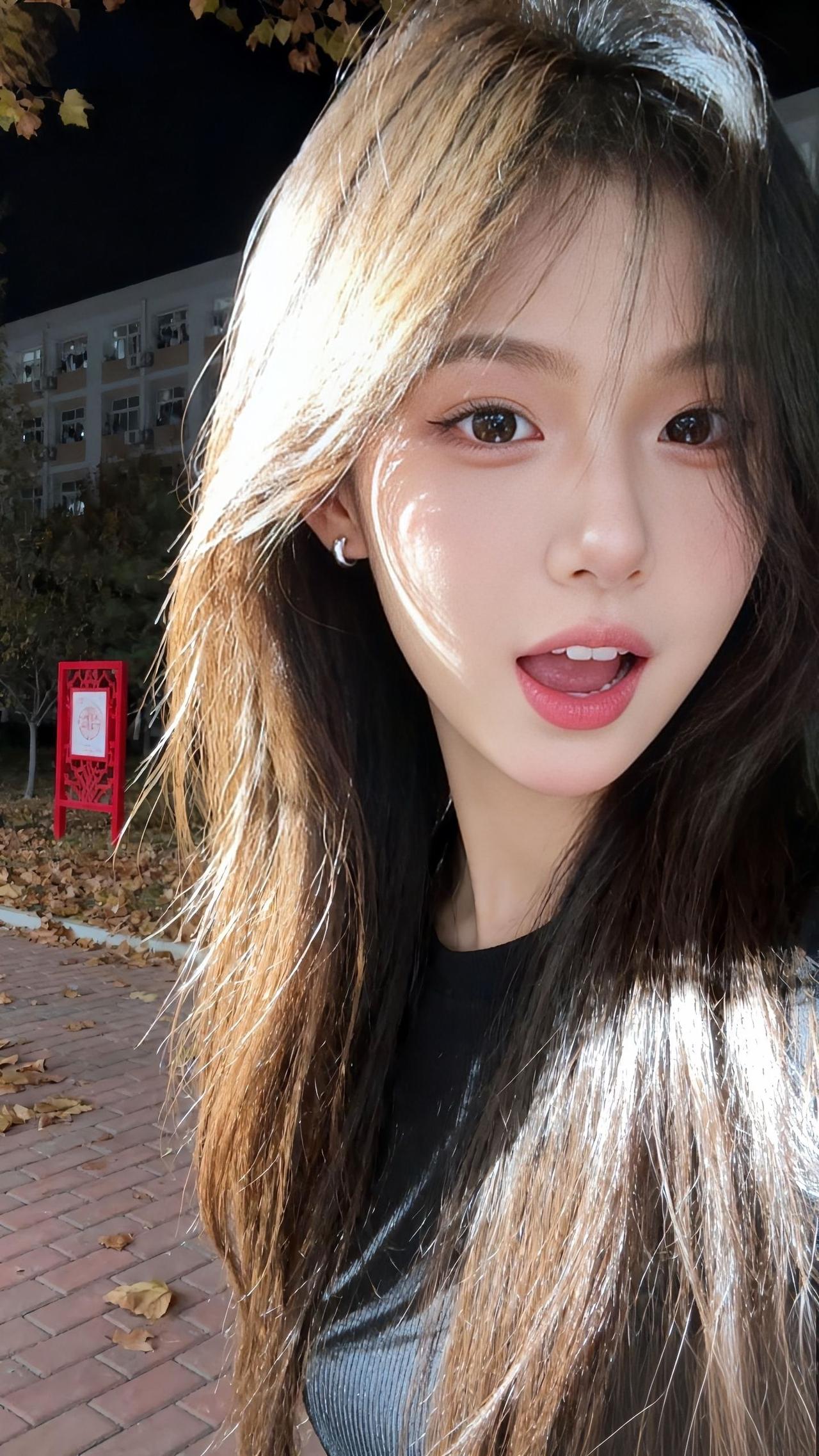 什么样的女生让人过目难忘? 秋日暖阳下，少女的温柔笑靥如花。🍂🌞