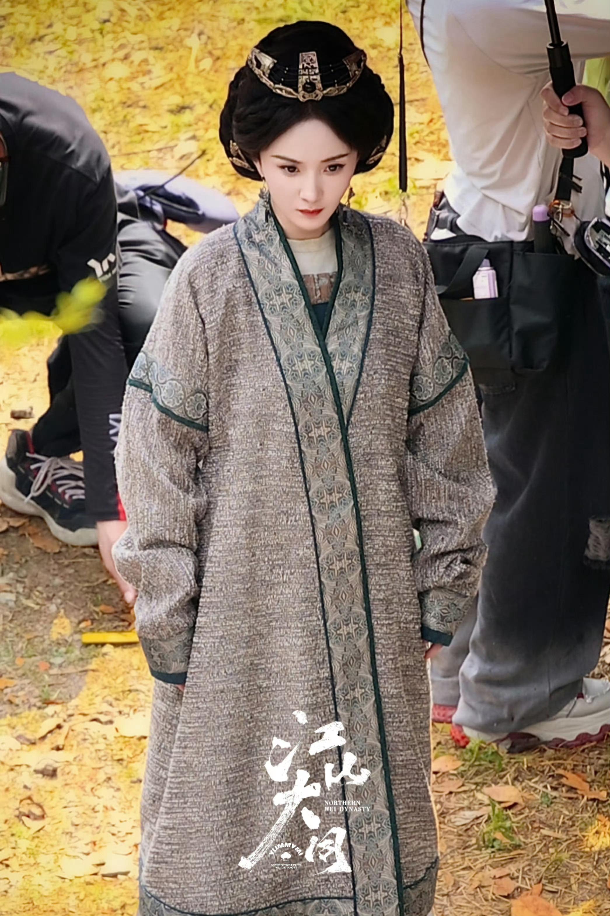 杨幂江山大同这个妆造很还原。一把期待住了。 