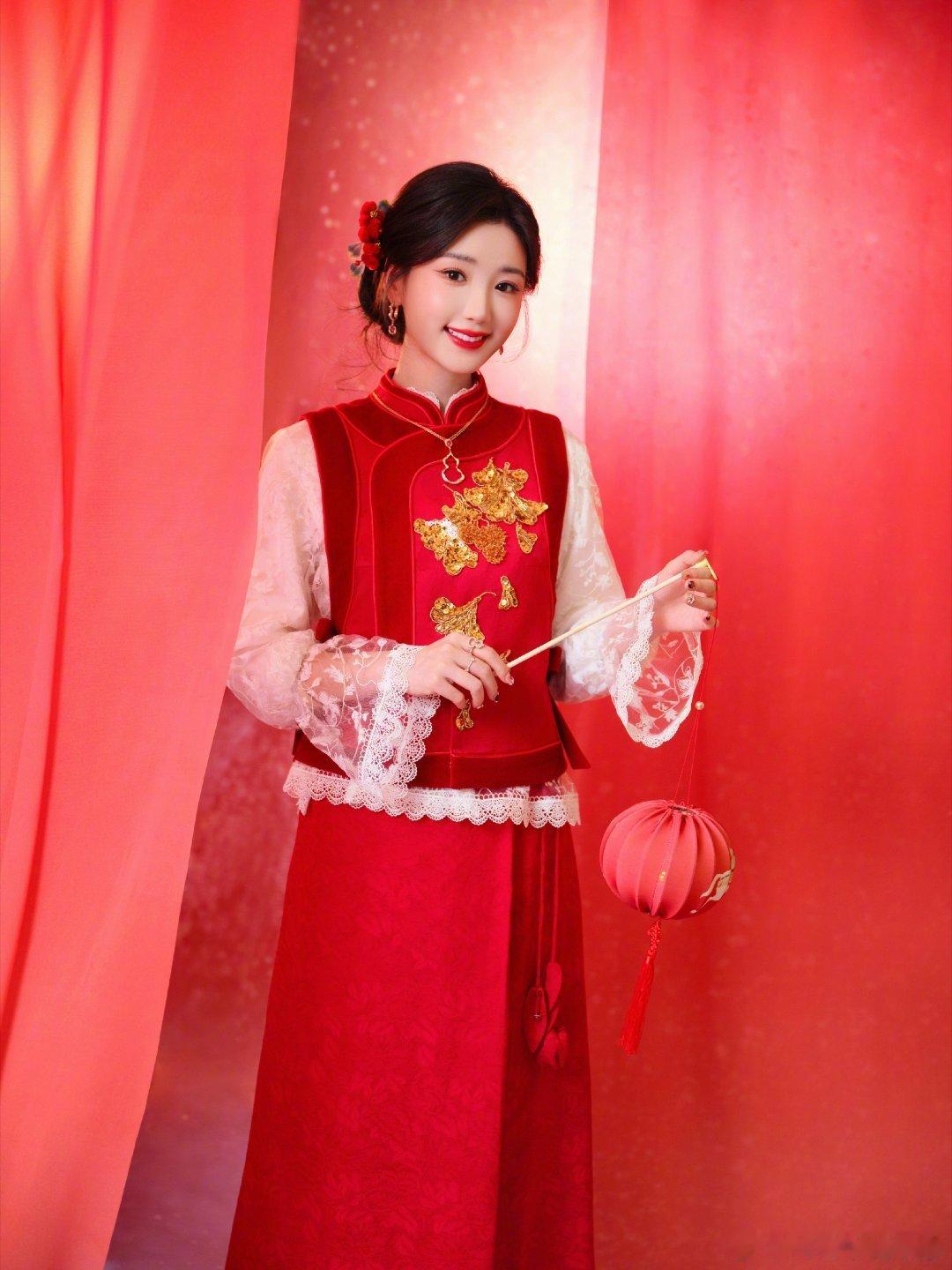 毛晓彤生日过年一起快乐春晚 年味与庆生氛围拉满！毛晓彤红金新中式穿搭精致明艳，除