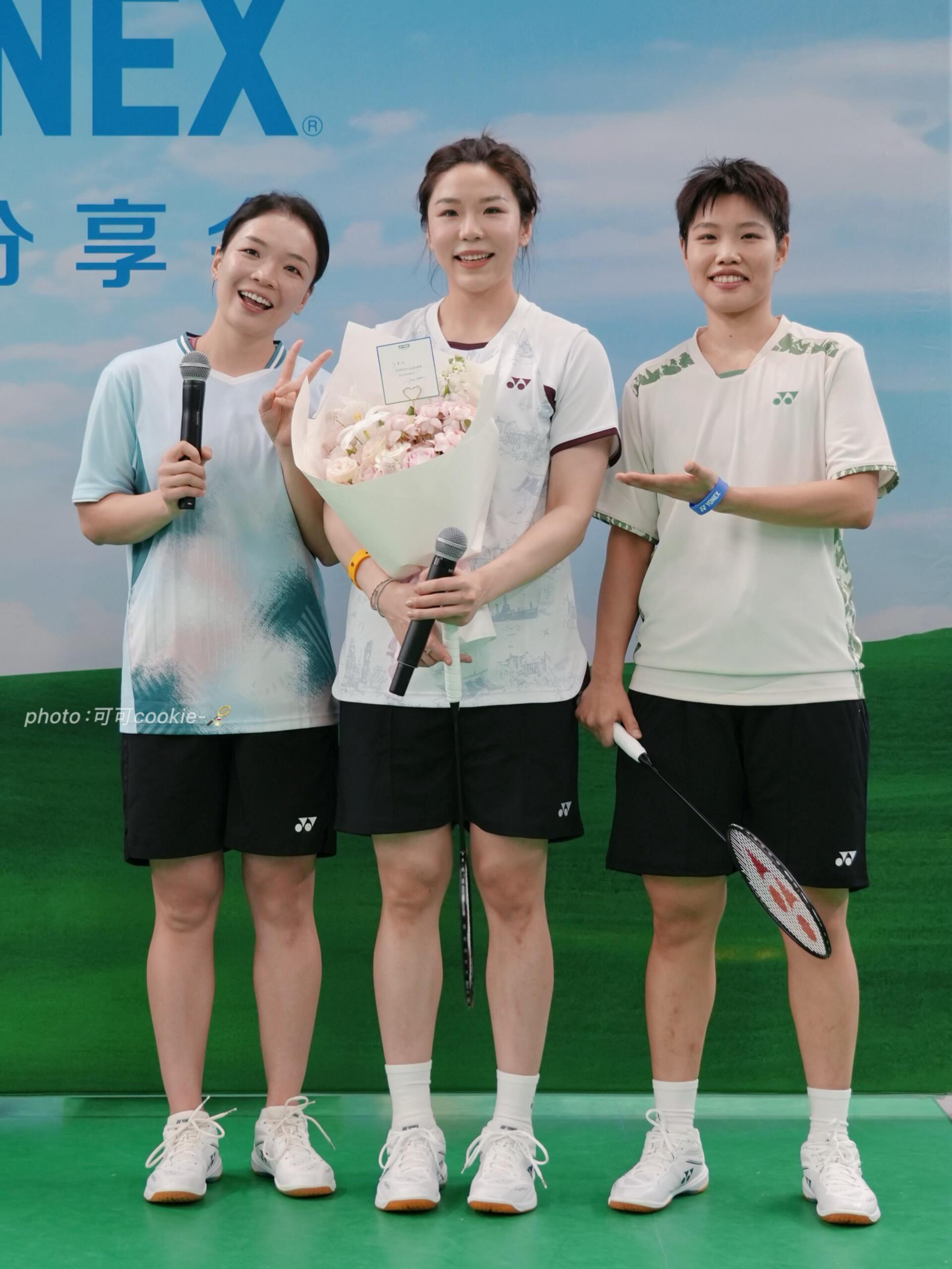 这个小女孩儿好乖哦 