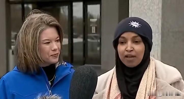 众议员伊尔汗·奥马尔、凯利·莫里森在明尼苏达州探望移民拘留中心，发现空无一人。