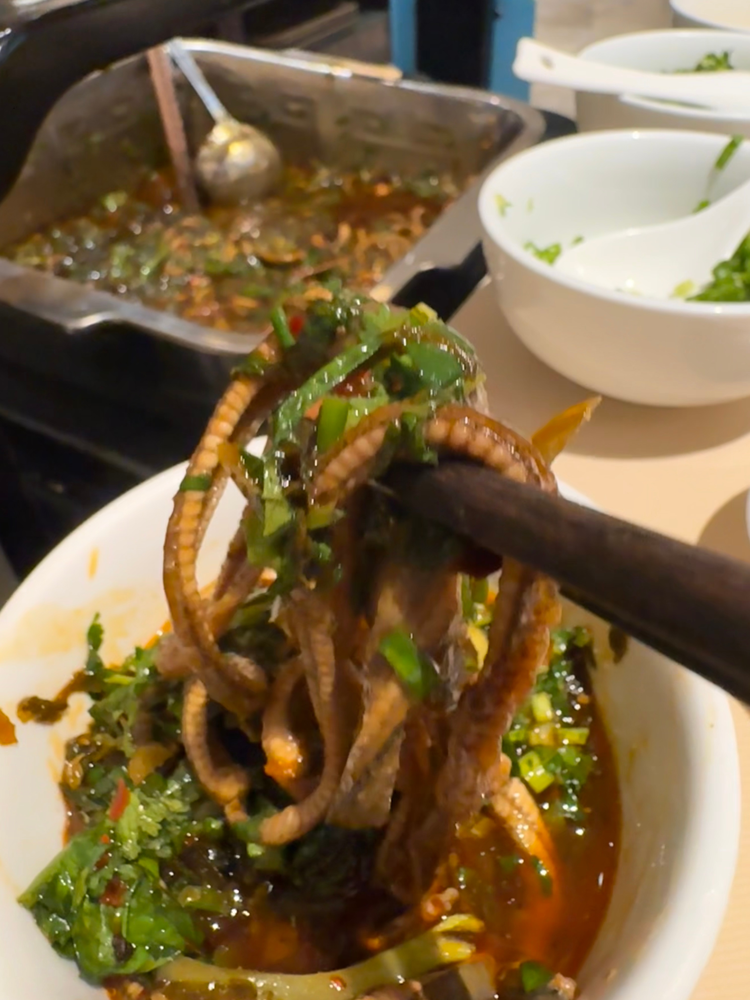 今天吃火锅的时候老李突然发问：你以后找了野男人，如果他不爱伺候你也不给你涮火锅那