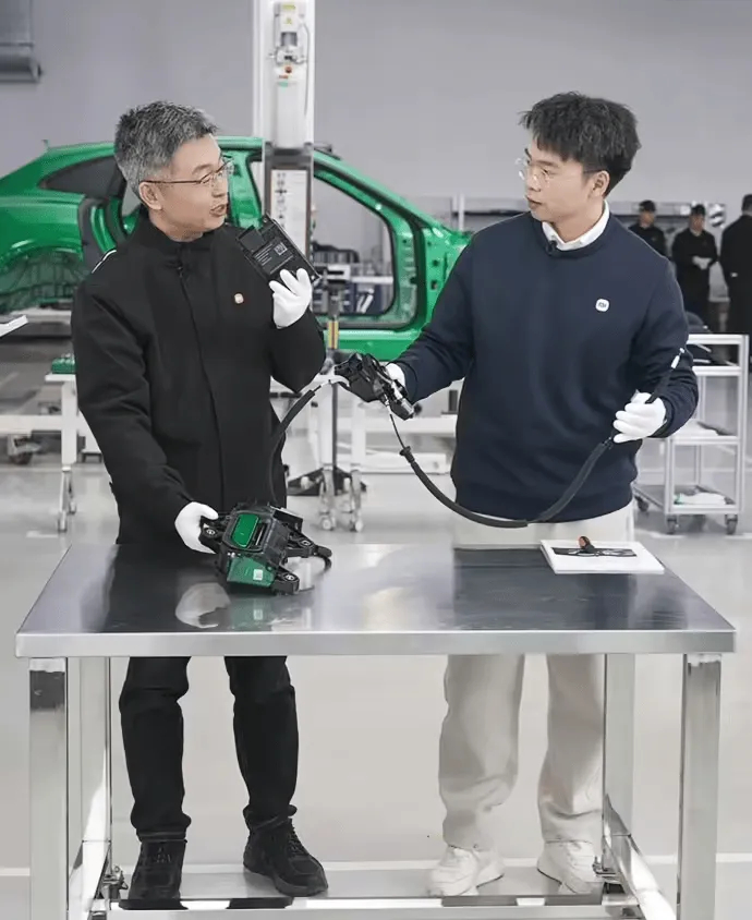 昨晚雷军新年直播，大概说了这几件事为什么直播拆车？正面回应一些过去这段时间网上对