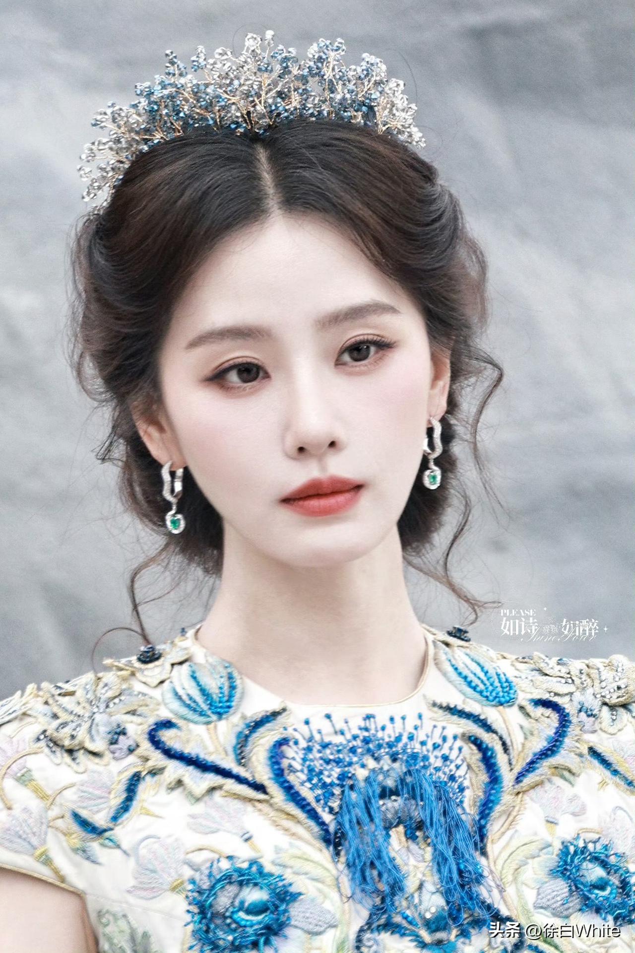 3月27日，今天的刘诗诗，“龙葵”加冕！
美的像公主，高傲的像queen，青花瓷