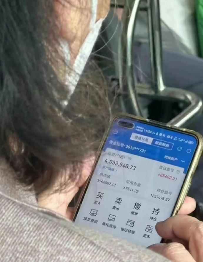 网友坐公交看到的，阿姨用的是应该华为P40吧？这手机有没有眼尖的认识？现在P60