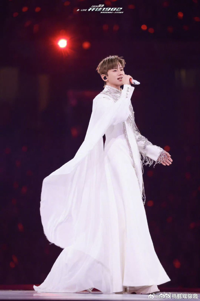 网友偶遇歌手导演在张杰演唱会 洪啸导演亲自到场观看，还盛赞舞台是行业标杆，张杰的