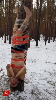 图文：俄军虐待士兵视频曝光   半祼士兵头朝下被绑在树上

俄罗斯士兵遭战友折磨