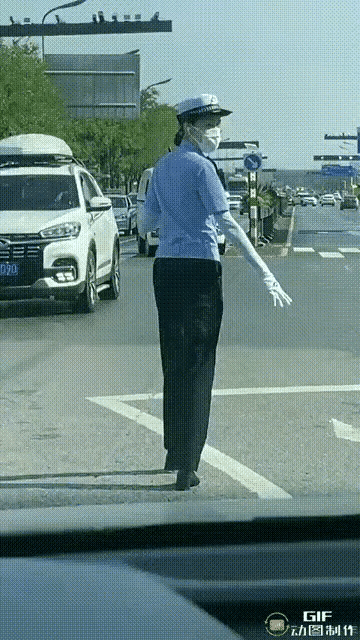 在大街上看到了一个女交警，真的是美得让人心动啊！她走路的姿势简直婀娜多姿，充满了