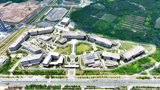 格力技校爆火，戳破了一个长久的误区
 
珠海市格力技工学校首届招生，计划招300