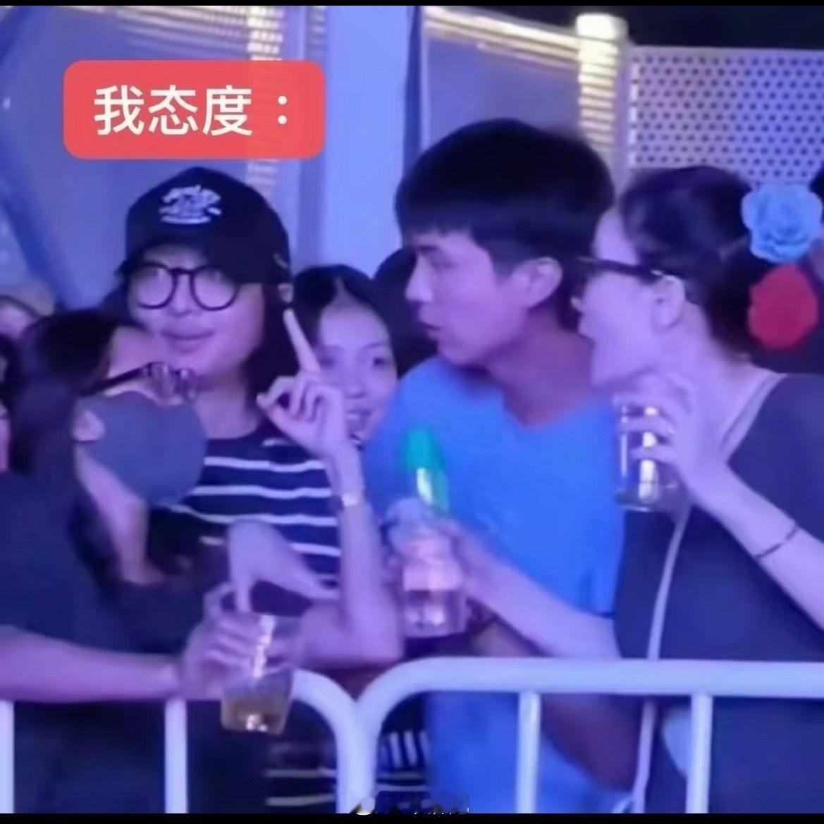 陈粒竖中指 收获一张表情包[喵喵][喵喵][喵喵] ​​​