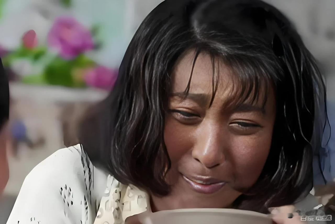 前几天公开“哭穷”的闫学晶老师，最近日子不太好过，其多个平台账户已经被禁止关注了