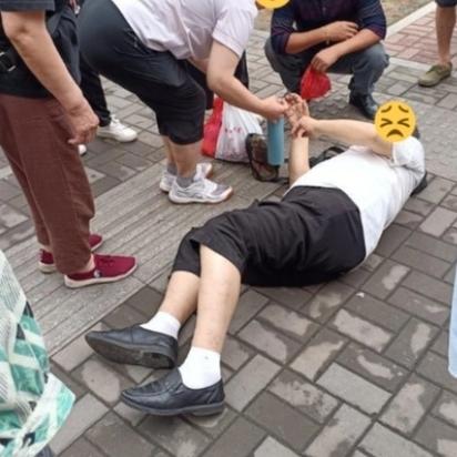 上海虹桥站一男子突发心梗倒地，她钻过两道隔离护栏跪地施救！一位苏州病人救了一名上