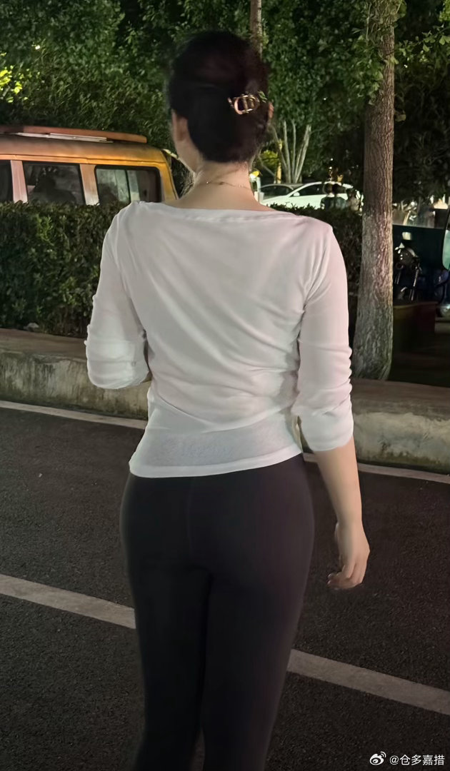 婶子说：过马路要走人行横道呀、不闯红灯！ 