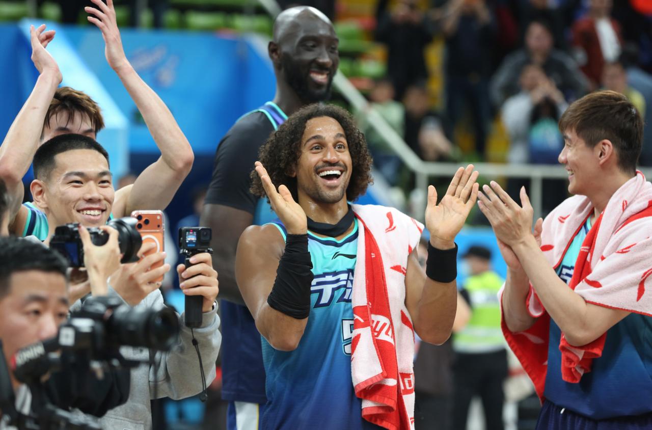 终于终结了十连败，感谢宁波队的刻意成全！就在上场遭遇战，当天津队以102:89的