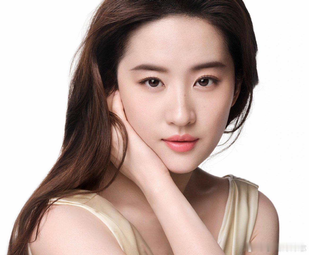 #刘亦菲缎面深V裙#果然刘亦菲是形容词！！大波浪清透妆容，搭配缎面深V裙不要太美