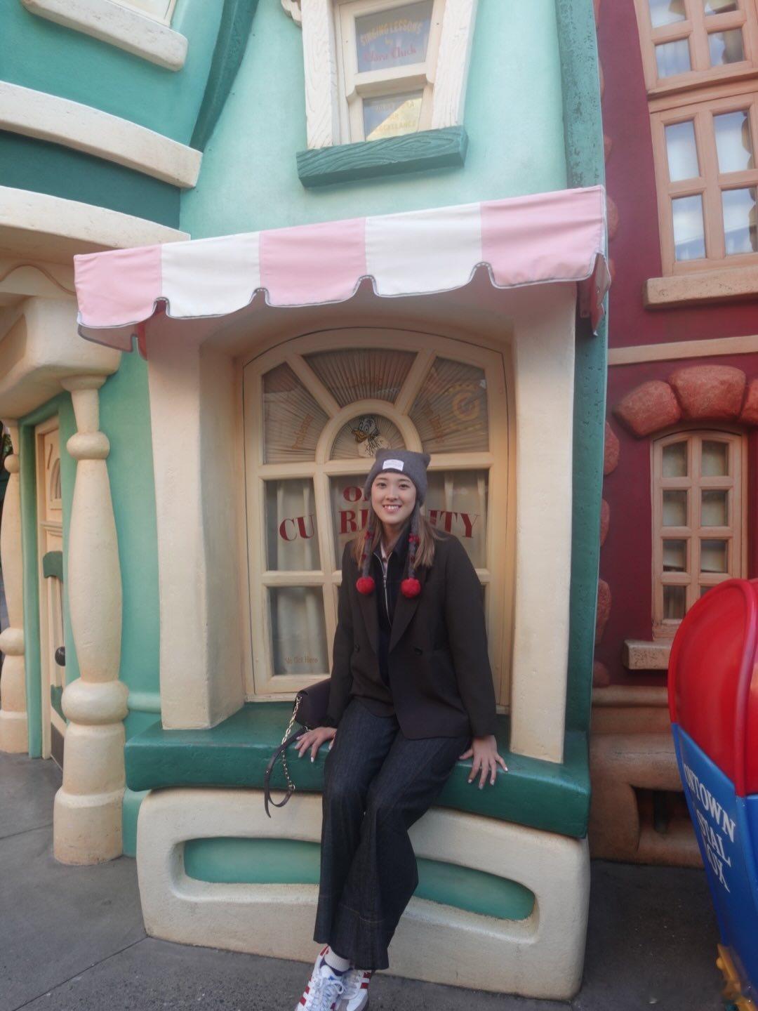 国际排坛动态日本女排佐藤淑乃和彩乃去了迪士尼，并祝大家圣诞快乐 