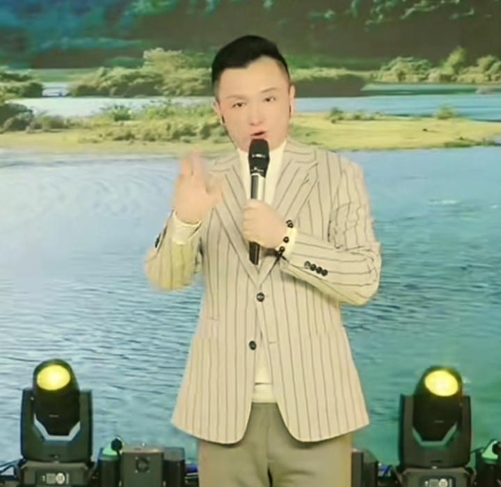 九哥透露自己还有三首新歌尚未录制，其中有与小虎牙合唱的，还有张美林老师专门为他和