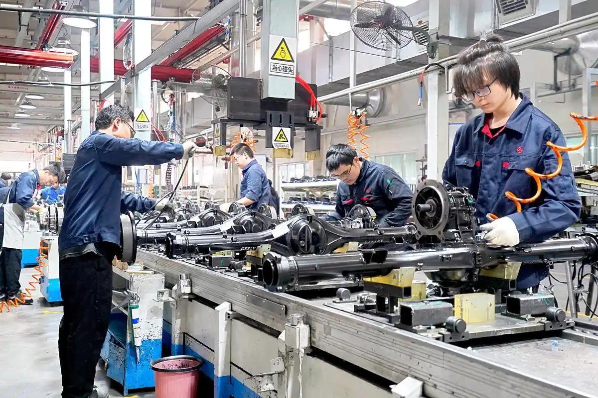 国内工厂的工资都出奇的统一，拿目前所在的三线城市来说，长白班每个月在4500-5
