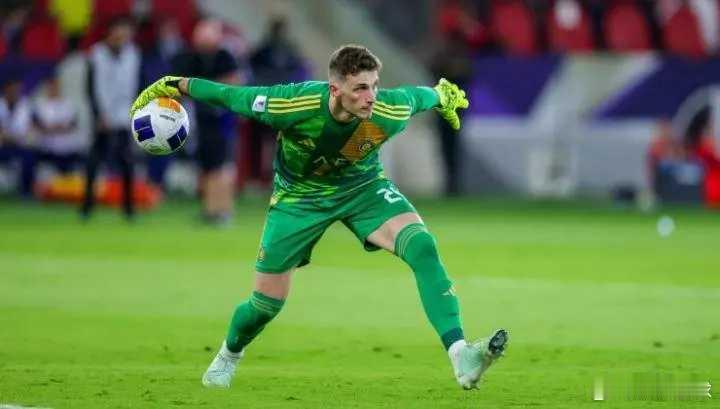 迪马：热那亚也正式报价胜利门将本托，将和西汉姆联竞争据意大利名记迪马济奥消息，热