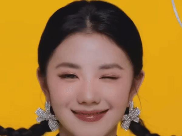 镜头下灵动百变～从街头酷感到温柔甜意，多样穿搭完美驾驭，心怀好奇探索世界，自在尽