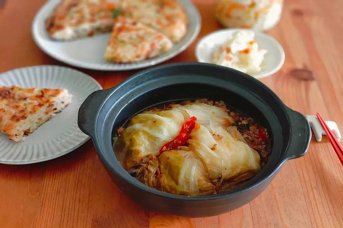 高丽菜封

台湾南部客家传统美食-高丽菜封，整颗高丽菜，填入炒过的豆腐、香菇、梅