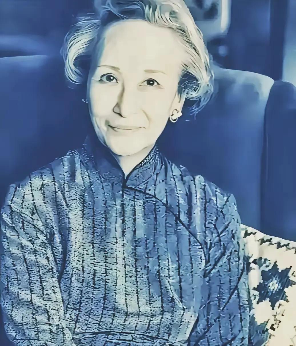 1973年，58岁的郑念拒绝出狱，她需要一个道歉。突然，暴跳如雷的监狱长，狠狠地