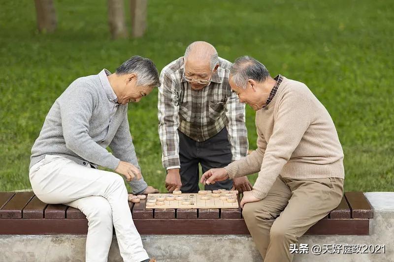 生活不必轰轰烈烈，安稳舒心就足够。忙完手头琐事，闲来去广场和大爷对弈下棋，楚河汉