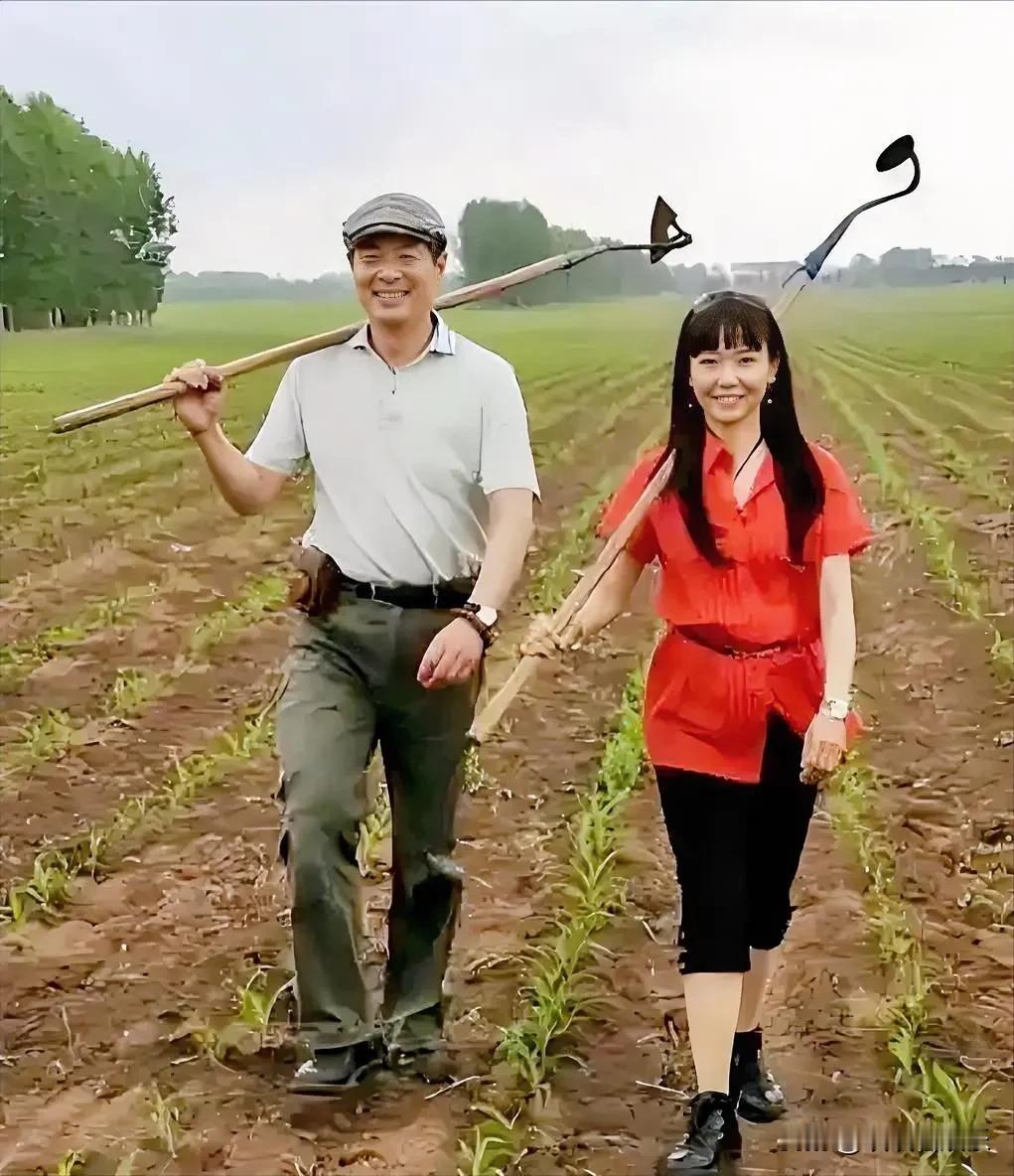 这是明星夫妻很朴实温馨画面，男演员气质儒雅，风度翩翩，你看出他俩是谁了吗？