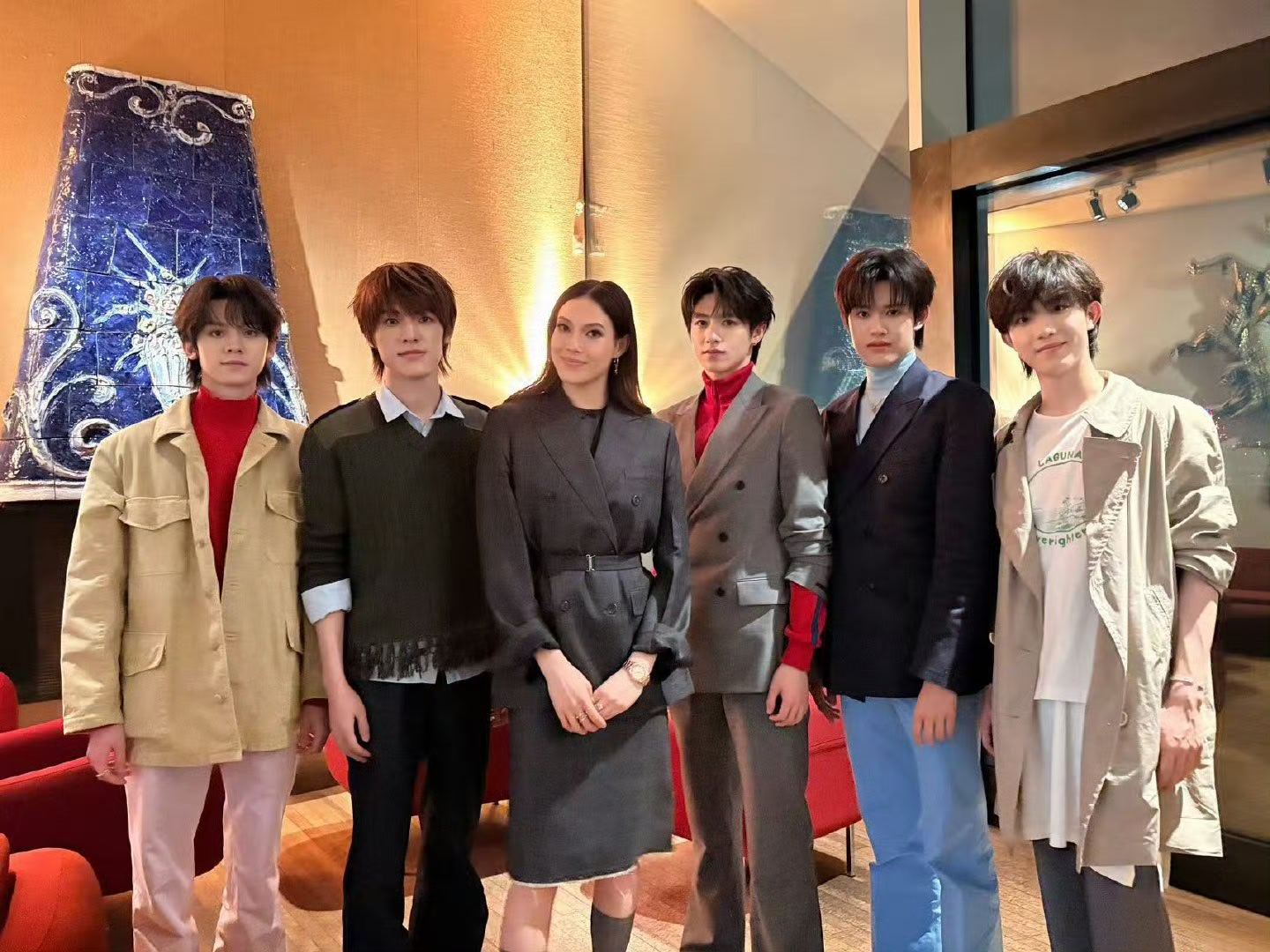 谷爱凌登陆少年晚宴同框    谷爱凌在少年晚宴的同框画面里很吸睛，无论是倾听还是