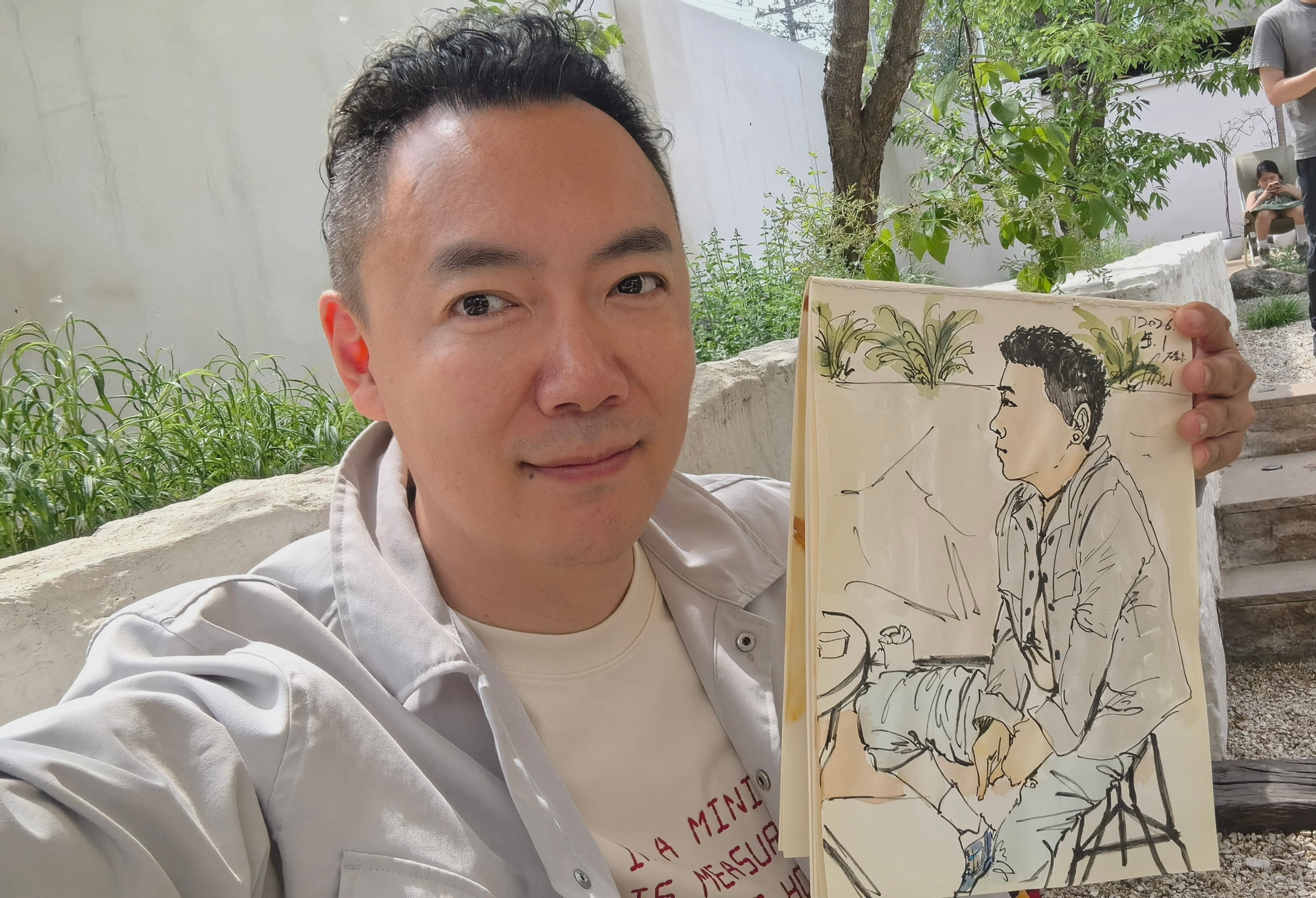 劳动节 劳动坐台，接待画家……的女儿。人家点了杯气泡水就默默地在院子里开始选景写