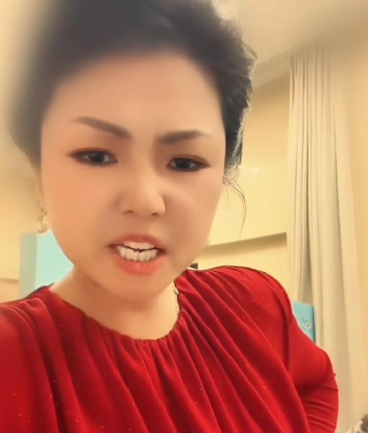 罗姣怒怼黑粉，称那些黑粉狗嘴吐不出象牙的东西，直接就给踢了，还觉得应该先骂一顿再